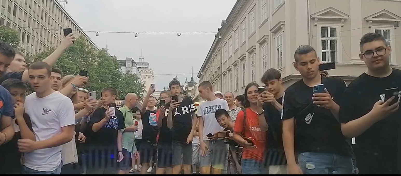 La foule qui filme le passage du convoi